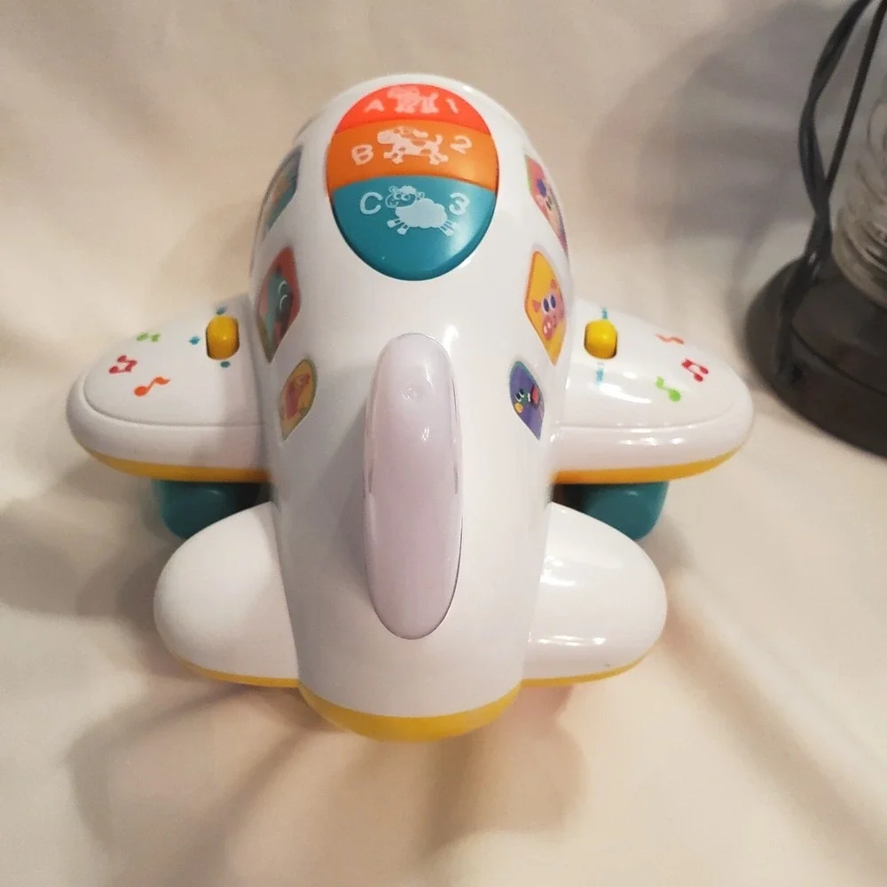 Huile Musical AirPlane moves, talks plays music with flashing lights video